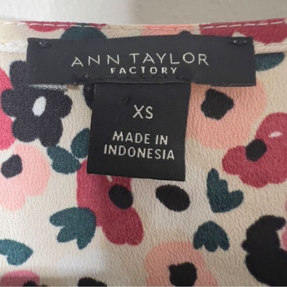 Ann Taylor Factory Long Sleeve V Neck Floral Blouse Size Extra Small - Picture 3 of 6